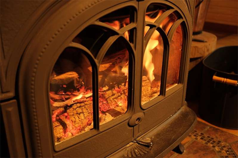魅力あふれる快適な暖炉で暖かな冬を